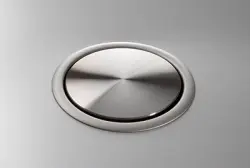 EVOline Port 3 Priză retractabilă cu împământare și capac din oțel inoxidabil.