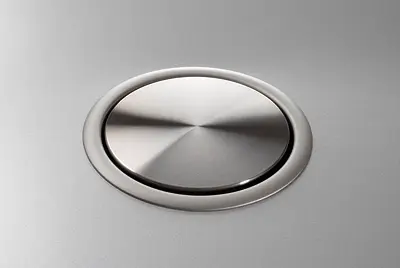 EVOline Port 3 Priză retractabilă cu împământare și capac din oțel inoxidabil.