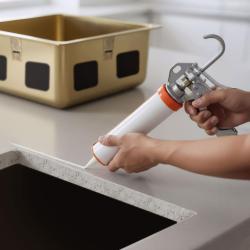 Adeziv siliconic fără acid pentru montarea chiuvetelor din oțel inoxidabil sub blat