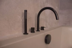 Robinetul de baie cu 4 orificii Waterevolution Flow pentru montaj pe marginea băii, negru T138PR