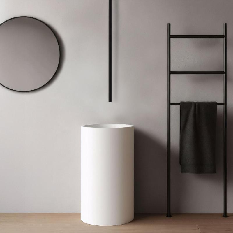 Ceasul de perete pentru chiuveta Waterevolution Flow cu robinet și jet de apă, negru mat T1678PR.