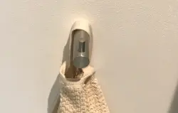Carligul pentru prosop Waterevolution Flow, complet din oțel inoxidabil A150IE.