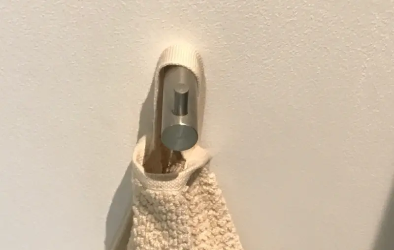 Carligul pentru prosop Waterevolution Flow, complet din oțel inoxidabil A150IE.