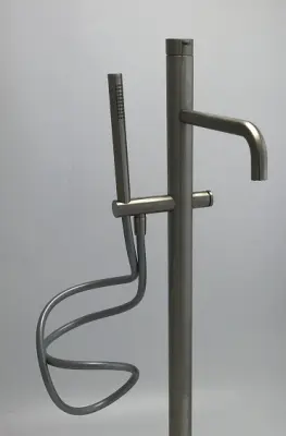 Robinetul de baie independent Waterevolution Flow cu duș manual complet din oțel inoxidabil T133IE.