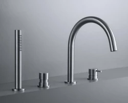 Robinetele pentru baie Waterevolution Flow cu 4 orificii pentru montarea pe marginea băii, complet din oțel inoxidabil T138IE.