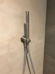Garnitura de baie Waterevolution Flow completă cu conexiune la perete complet din oțel inoxidabil T1621IE.