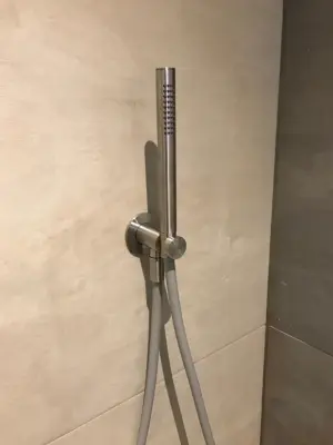 Garnitura de baie Waterevolution Flow completă cu conexiune la perete complet din oțel inoxidabil T1621IE.