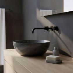 Ce trebuie tradus în română este următorul text: Robinet incorporat Waterevolution Flow cu 3 găuri pentru chiuvetă, de culoare neagră mată, cu băț de 25 cm T1163FPR-25.