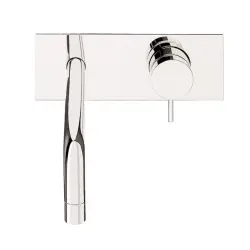 Robinetul de baie încorporat Waterevolution Flow, cu placă de acoperire, finisaj negru mat, și duză de 21cm, T1161BPR-21.