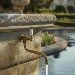 Robinetele de perete clasice PB cu maner alb, apă rece și tevă lungă de bronz 1208853602.