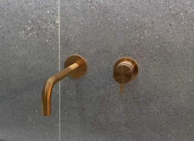 Robinetele pentru chiuvetă Waterevolution Flow incorporate PVD din cupru periat cu gât de 15 cm T116CPE-15.