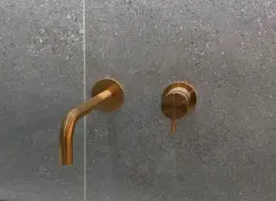 Ce trebuie să traduc în română este următorul text: "Robineta incorporabilă Waterevolution Flow pentru chiuvetă, cu finisaj PVD din cupru periat și duză de 21 cm, T116CPE-21."
