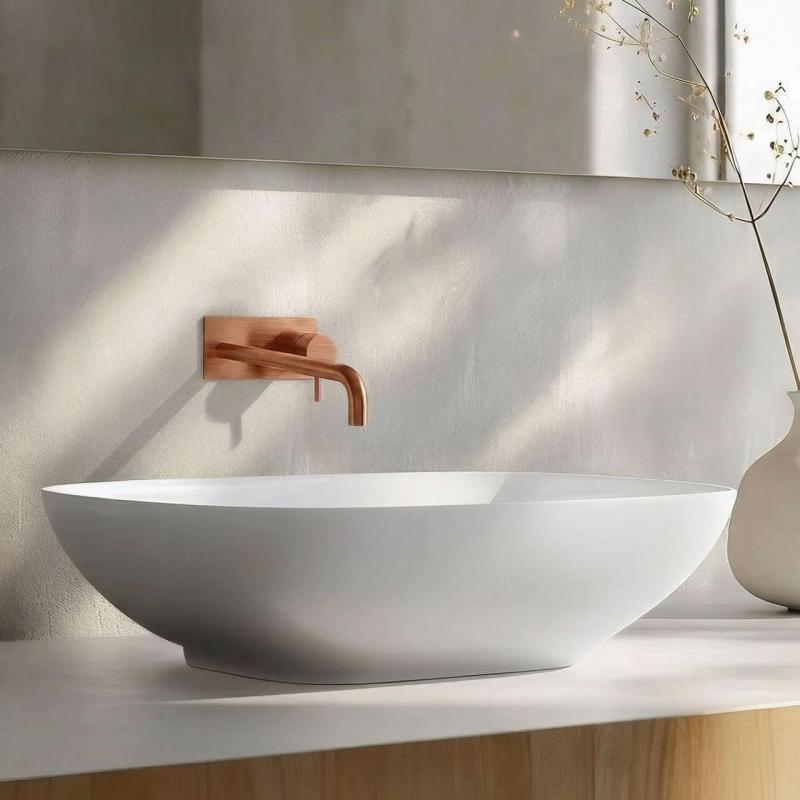 Robineta de baie încastrată Waterevolution Flow cu placă de protecție PVD din cupru periat, cu gură de scurgere de 15 cm, model T1161CPE-15.