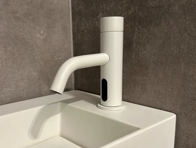 Robinetul electronic pentru chiuveta Waterevolution Flow, cu senzor infraroșu, pe 230 de volți, culoare alb mat, model T110EEBR