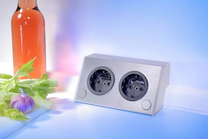 Priza cu 2 prize de pământ și încărcător USB ST3900/A.