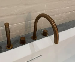 Robinetele de baie cu patru găuri Waterevolution Flow pentru montaj pe marginea băii, complet din cupru periat PVD T138CPE.