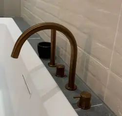 Robinetele de baie cu patru găuri Waterevolution Flow pentru montaj pe marginea băii, complet din cupru periat PVD T138CPE.