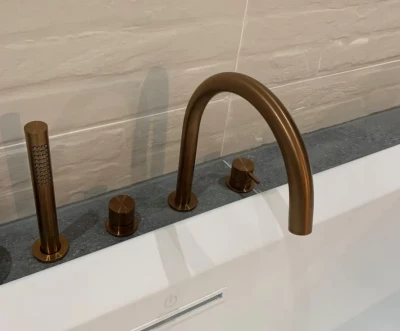 Robinetele de baie cu patru găuri Waterevolution Flow pentru montaj pe marginea băii, complet din cupru periat PVD T138CPE.