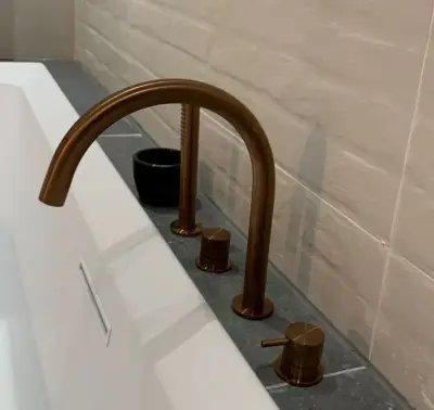 Robinetele de baie cu patru găuri Waterevolution Flow pentru montaj pe marginea băii, complet din cupru periat PVD T138CPE.