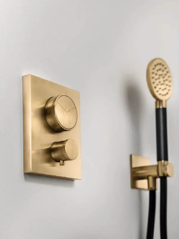 Setul de duș manual SB Rubinetterie Universale cu furtun și cârlig de agățare, din alamă periată, placată cu aur PVD, cod 1208953551.