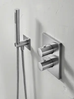 SB 316 Set de duș cu mâner pătrat, furtun și cârlig de agățat, din oțel inoxidabil.