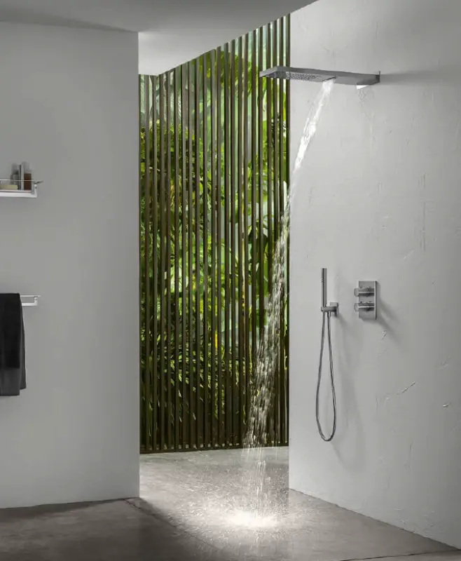 SB 316 Set de duș cu mâner pătrat, furtun și cârlig de agățat, din oțel inoxidabil.