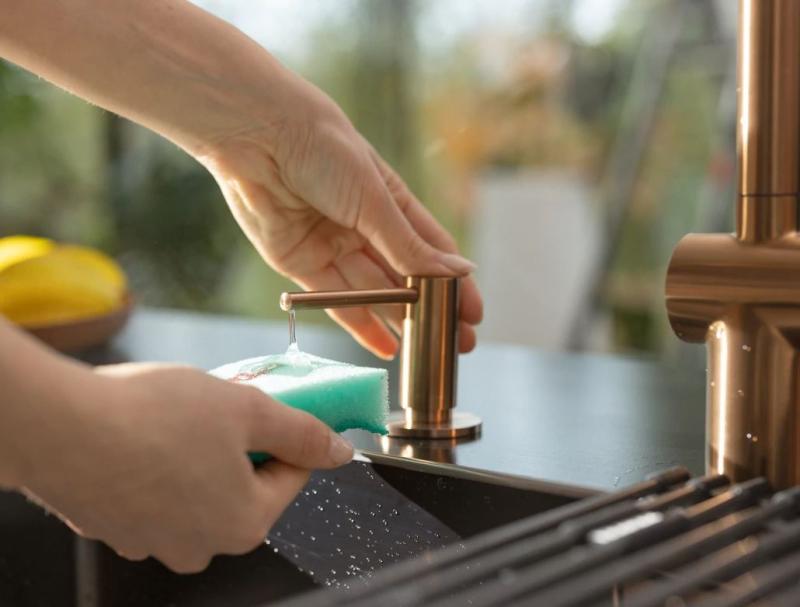 Dispenserul de săpun Franke Atlas, încastrabil, din cupru, PVD copper 112.0717.104.