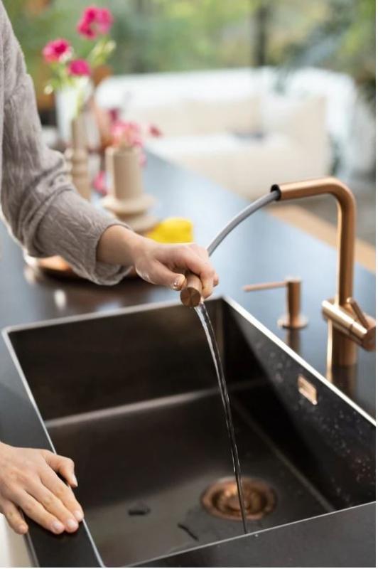 Franke Atlas Neo Robinet de bucătărie cu duză extensibilă și finisaj PVD cupru 115.0628.208