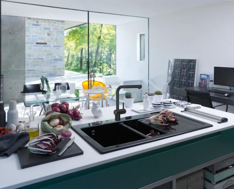 Franke Robinet de bucătărie cu senzor negru periat Atlas Neo cu duză extractibilă 115.0625.527