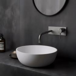 Robinetele de baie încorporate Waterevolution Flow, cu placă de acoperire, complet din oțel inoxidabil, cu gură de scurgere de 21 cm, model T1161BIE-21.