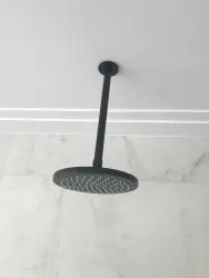 Dușul principal Waterevolution Flow de 250 mm cu conexiune la tavan complet din oțel inoxidabil.