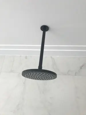 Dușul principal Waterevolution Flow de 250 mm cu conexiune la tavan complet din oțel inoxidabil.