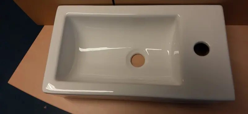 OUTLET Blusani Flow fântână din ceramică albă lucioasă, cu deschidere în dreapta, 45x26x13 cm