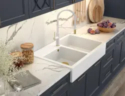 Chiuvetă dublă de bucătărie Quadri Minister albă, model rustic, 90x62cm, cu dop și preaplin aurit.