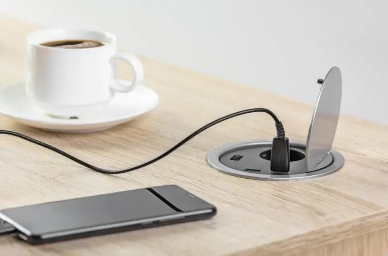 Indux Cover priză de bucătărie încorporată cu împământare și 2 porturi USB, argintie, în blatul de lucru.