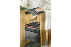 Sistemul de sortare a deșeurilor Garbi Basket B-80-4-G pentru sertar de 80 cm, inclusiv suport și 4 x 15 litri coșuri de gunoi.