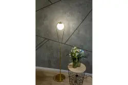 Decorațiunea lămpii de podea Ciklop din alamă cu aspect de aur și cu un efect de picurare 9737.