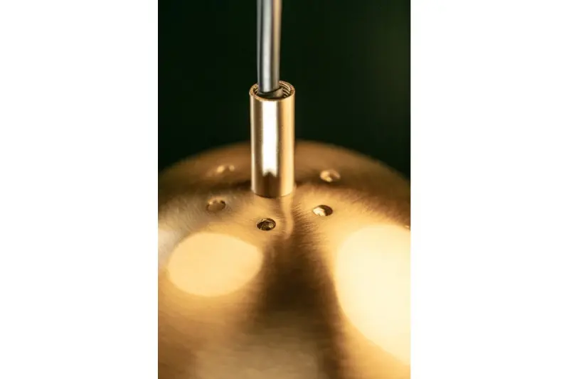 Decorațiunea Abies este un candelabru modern cu sârmă de cupru aurită și o abajur rotund din metal.