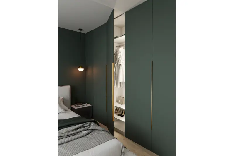 Decorul Abies este un candelabru suspendat din aur din alamă, cu o cupolă metalică rotundă. 3558