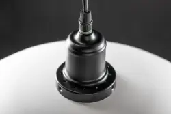Decorațiunea pentru tavan Horizon, cu un design industrial în culoare alb mat, costă 4499 lei.