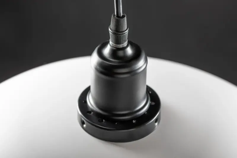 Decorațiunea pentru tavan Horizon, cu un design industrial în culoare alb mat, costă 4499 lei.