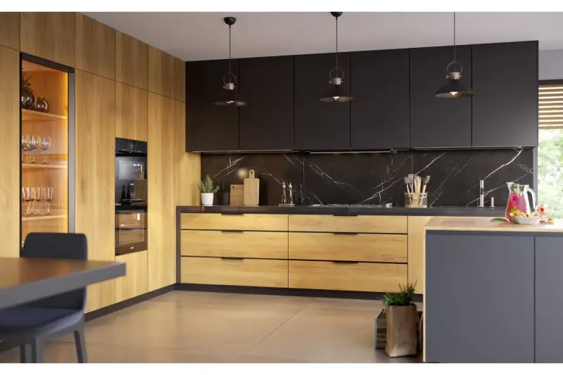 Lampă suspendată neagră din metal cu decor Mees, cu fixare pentru abajur în formă de lampă de petrol 2363.