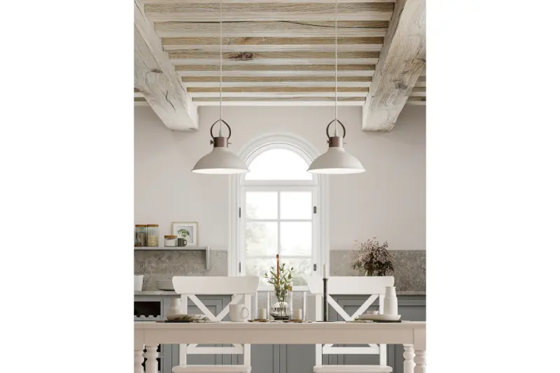 Lustra suspendată Decor Mees, de culoare albă, din metal, cu prindere pentru abajur în formă de lampă de petrol 2332.