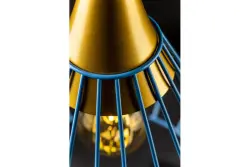 Decorul Tess este o lampă suspendată metalică în formă de con, de culoare albastră, cu fir de sârmă.