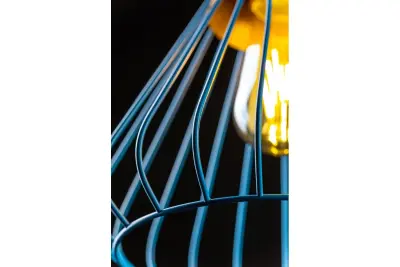 Decorul Tess este o lampă suspendată metalică în formă de con, de culoare albastră, cu fir de sârmă.