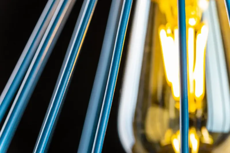 Decorul Tess este o lampă suspendată metalică în formă de con, de culoare albastră, cu fir de sârmă.