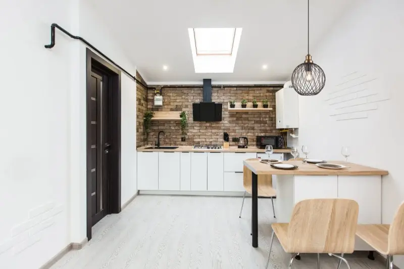 Decorul Viela este un lustru suspendat metalic negru în formă de sferă, cu un diametru de 25 cm. (6972)