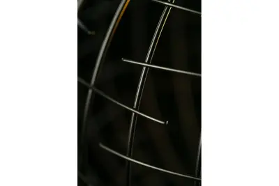 Decorație Viela, lampă suspendată din metal negru cu fir de aur, în formă de sferă, cu diametrul de 35 cm, 6996 RON.