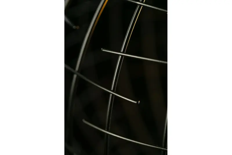 Decorație Viela, lampă suspendată din metal negru cu fir de aur, în formă de sferă, cu diametrul de 35 cm, 6996 RON.