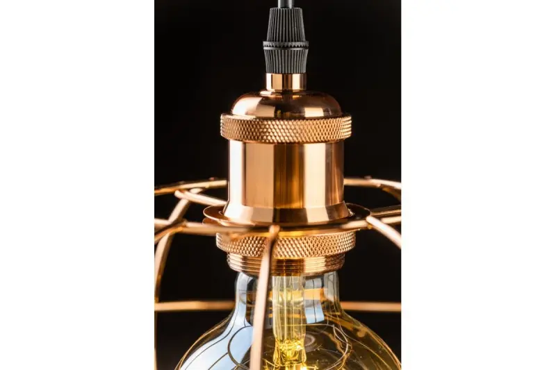 Decorul lămpii suspendate Viela, în formă de sferă, realizată dintr-un fir de cupru, are un diametru de 27,5 cm.